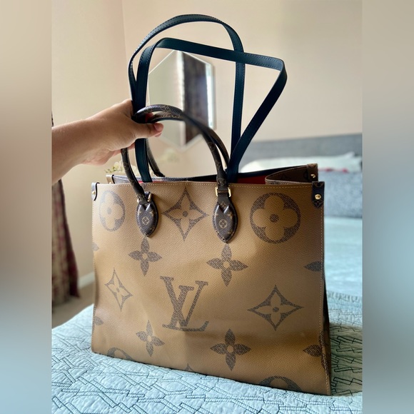 Louis Vuitton OnTheGo GM Monogram Tote in Pristine, Like New Condition - Picture 4 of 11